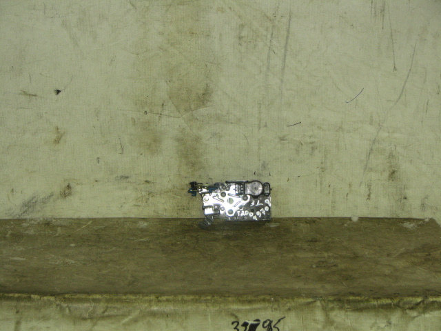 Замок двери передней левой