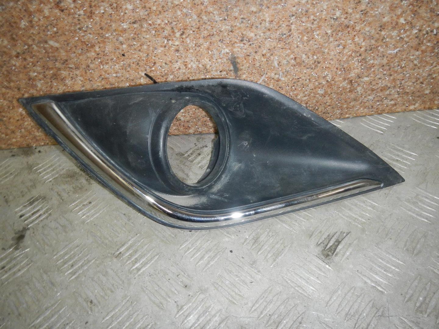 Рамка противотуманной фары левой