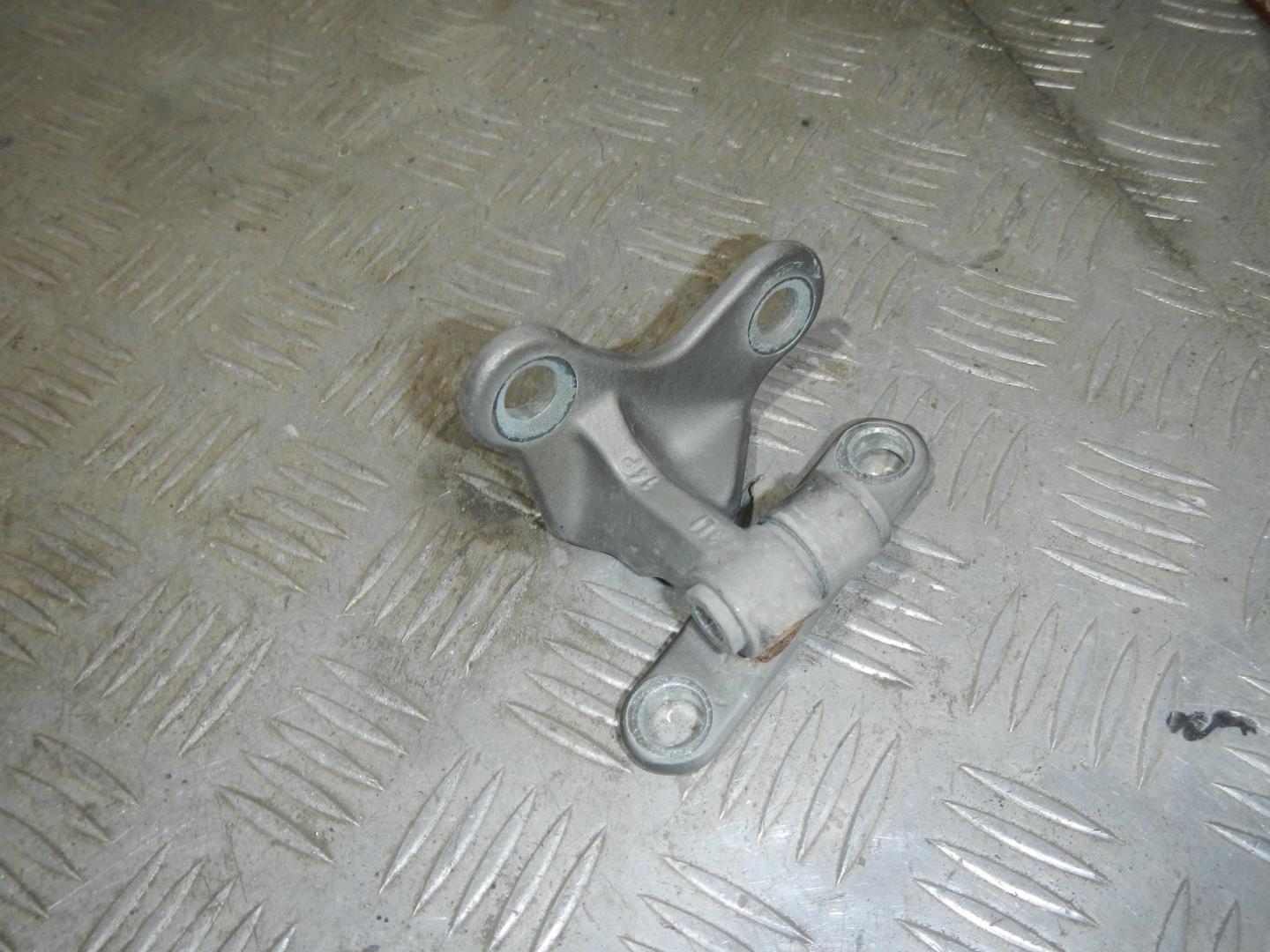 Петля двери передней левой верхняя