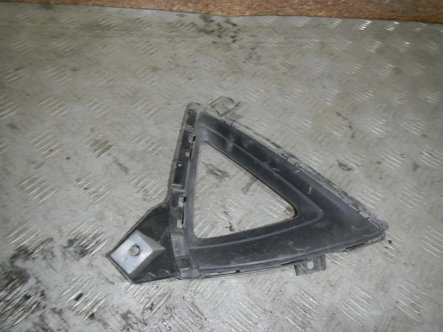 Рамка противотуманной фары левой