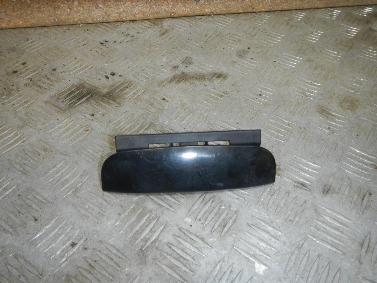 Кнопка открывания багажника