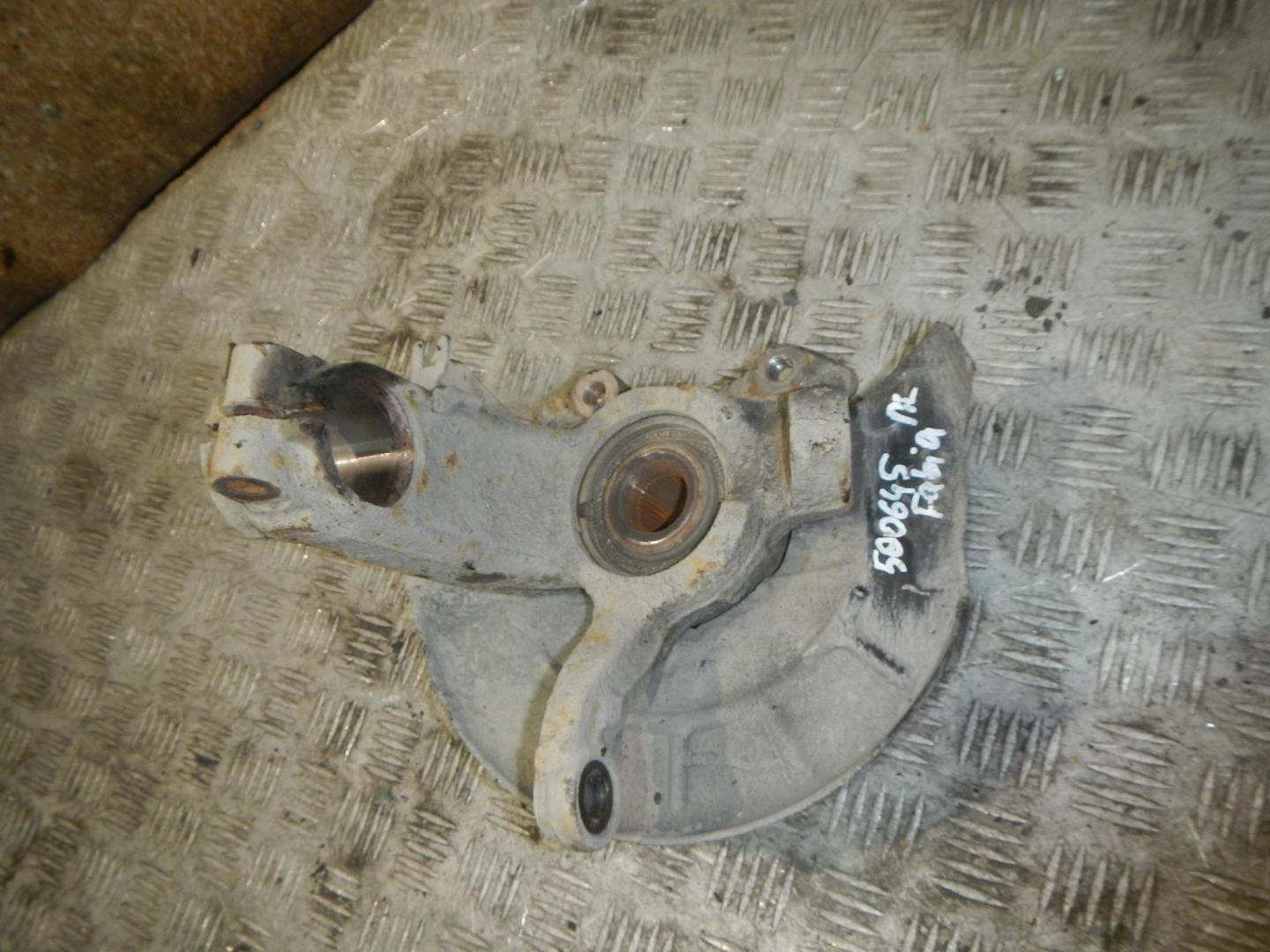 Кулак поворотный передний левый