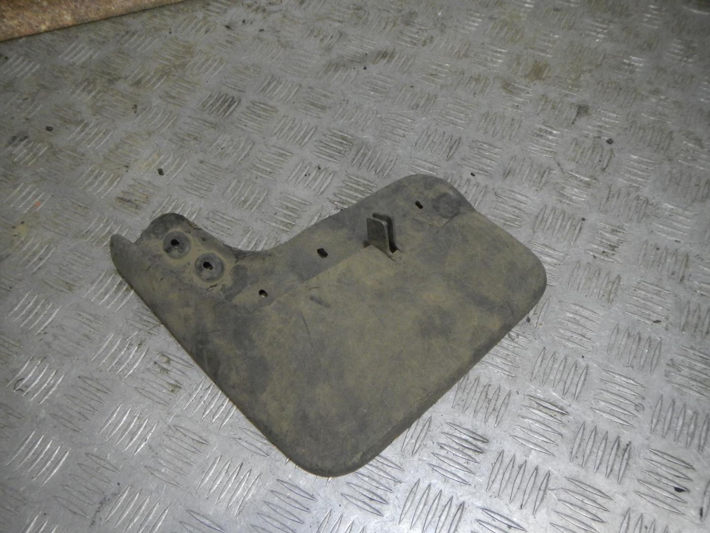 Брызговик передний левый