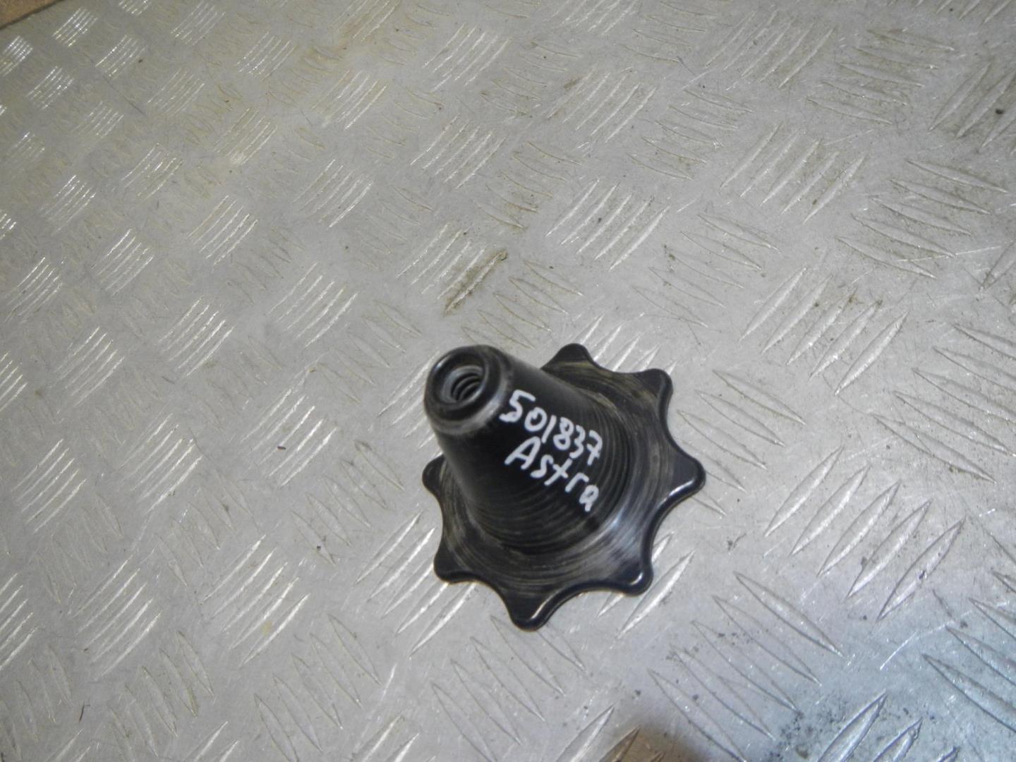 Болт крепления запасного колеса