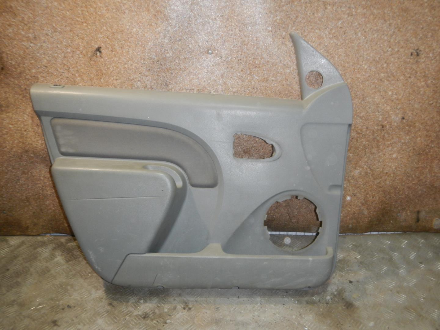 Обшивка двери передней левой