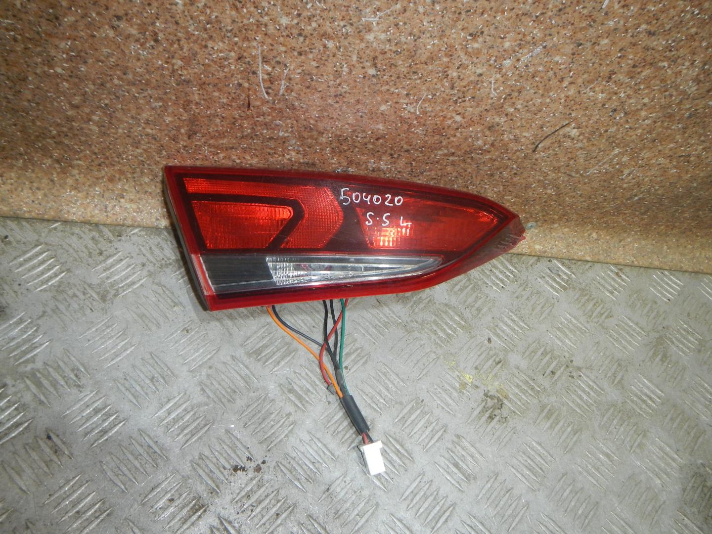 Фонарь задний внутренний левый