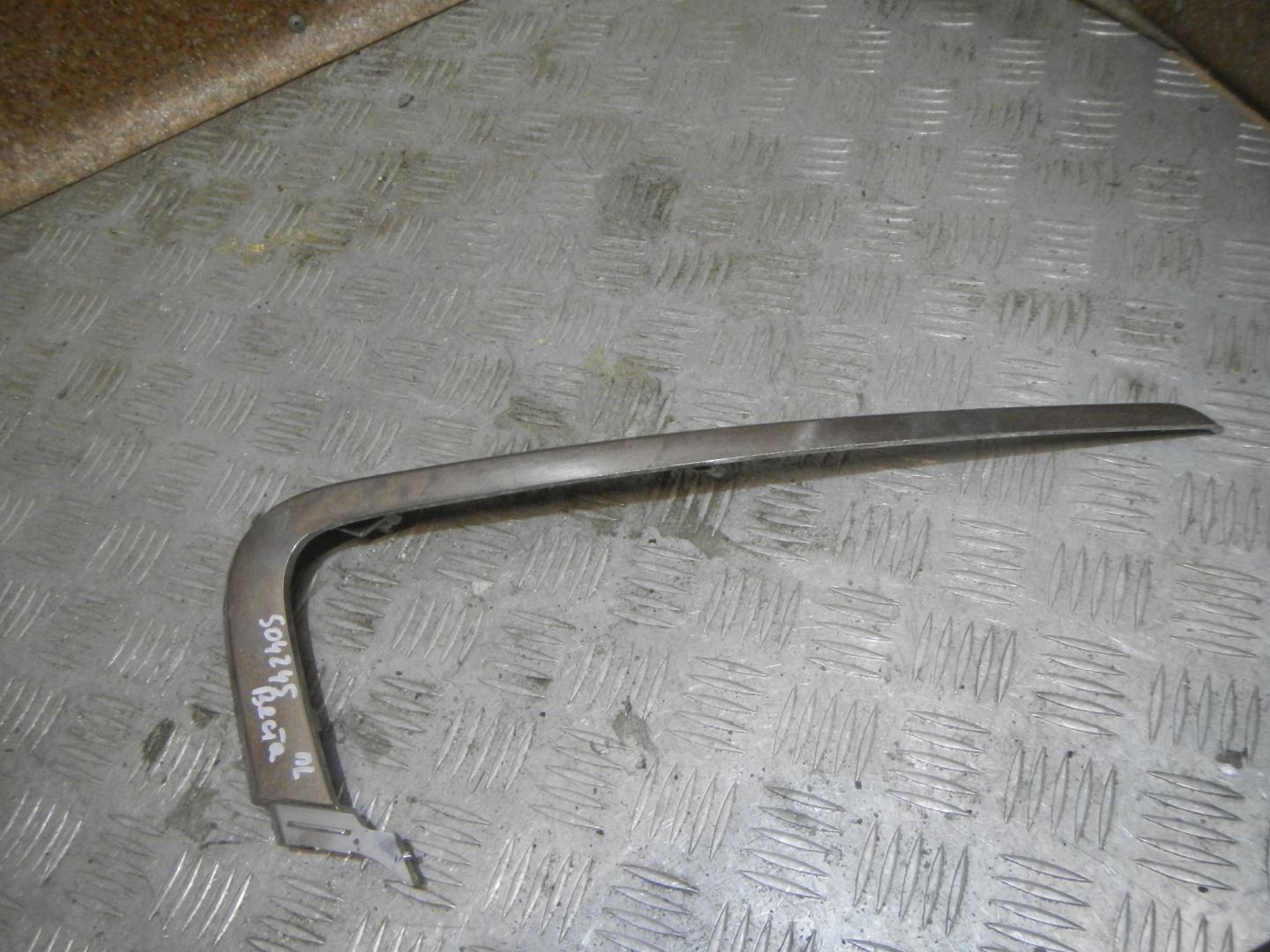 Молдинг переднего бампера левый