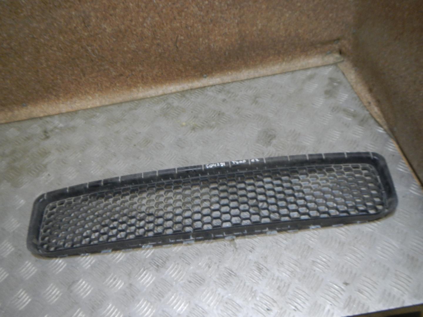 Решетка в бампер центральная