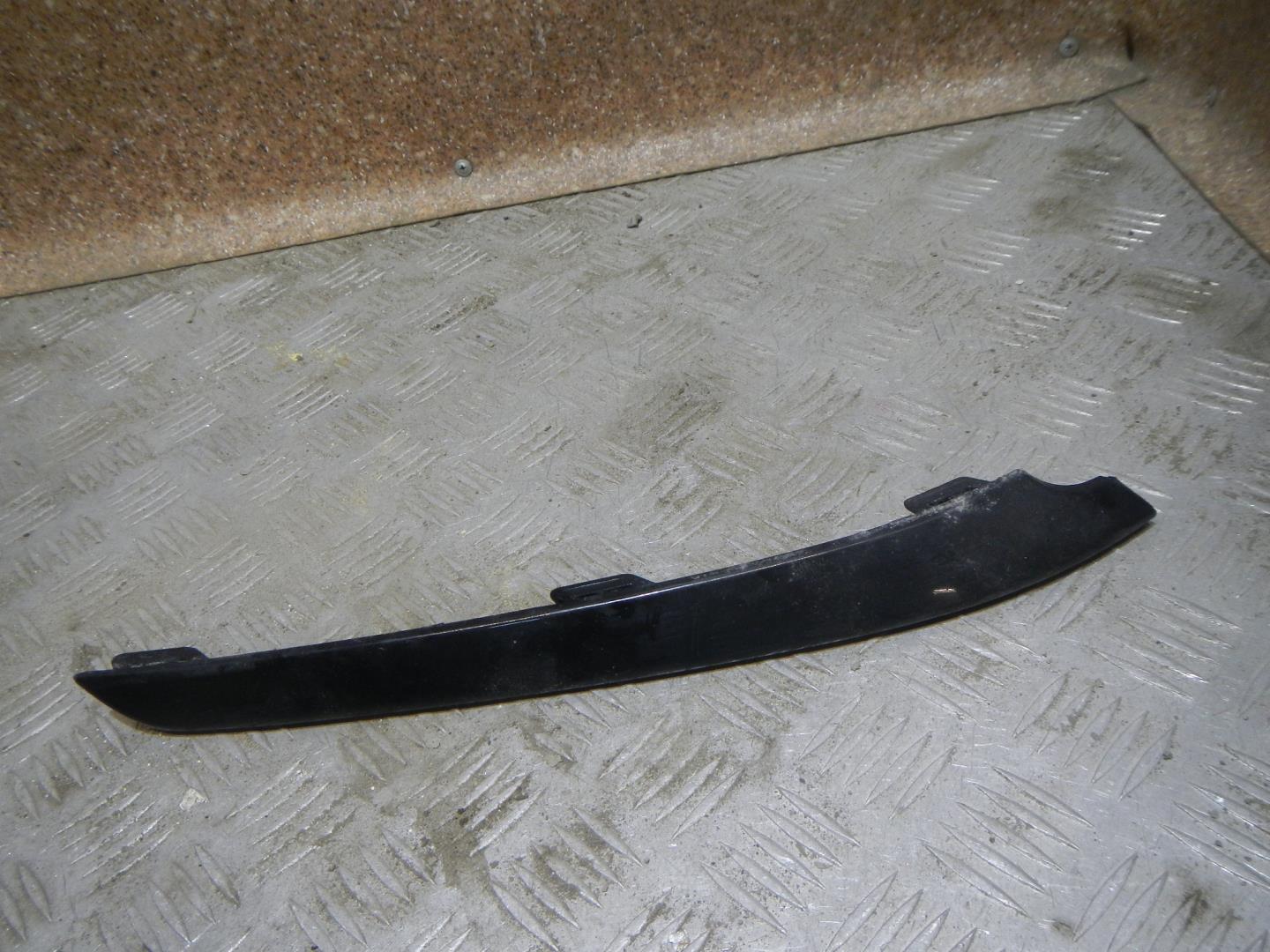 Молдинг переднего бампера правый