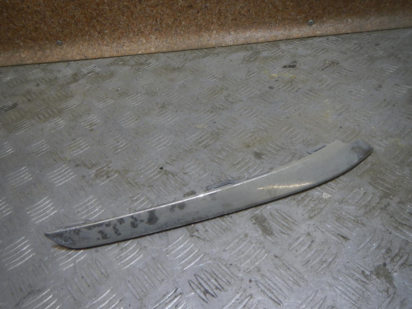 Молдинг переднего бампера правый