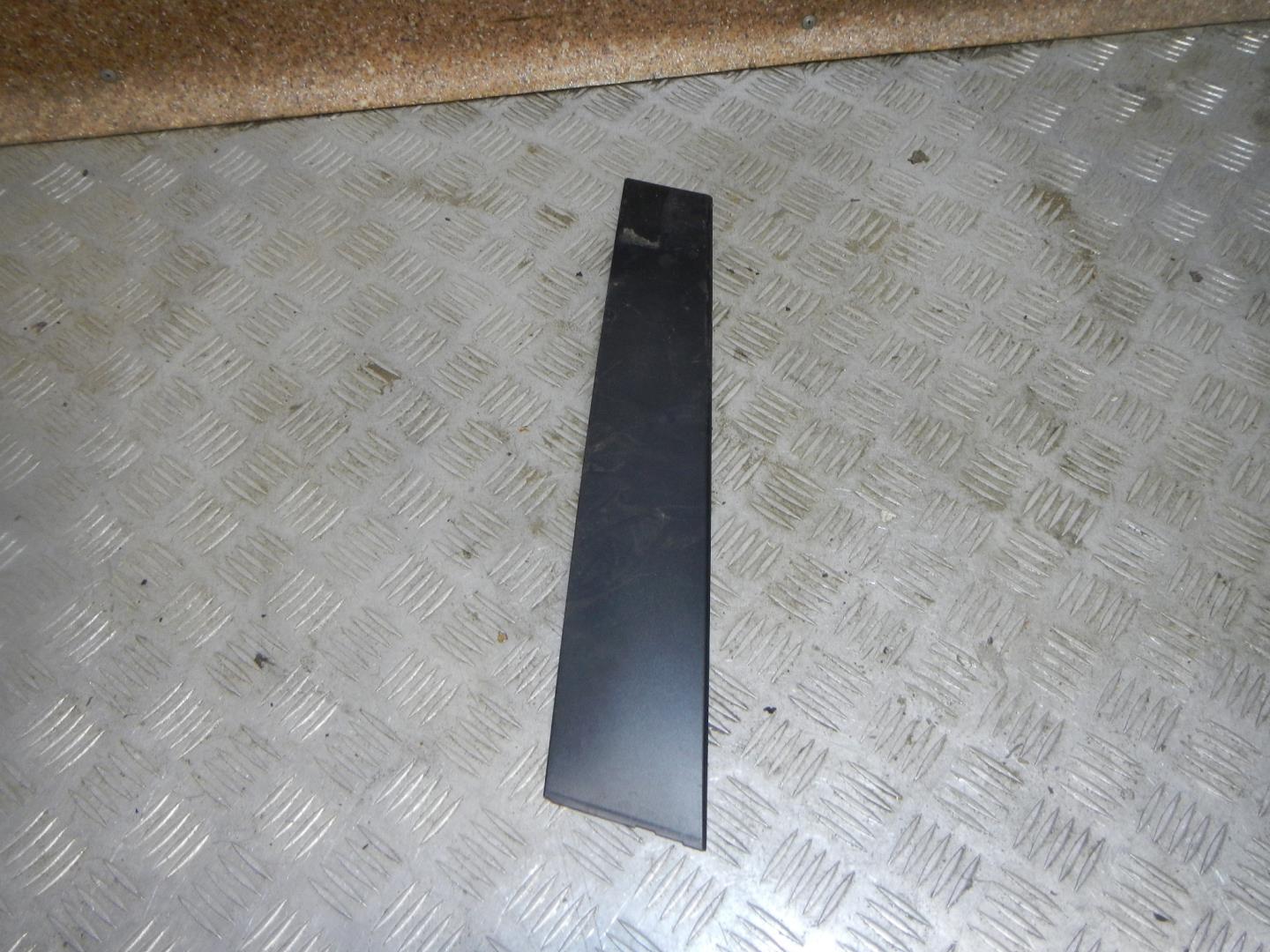 Накладка двери передней правой