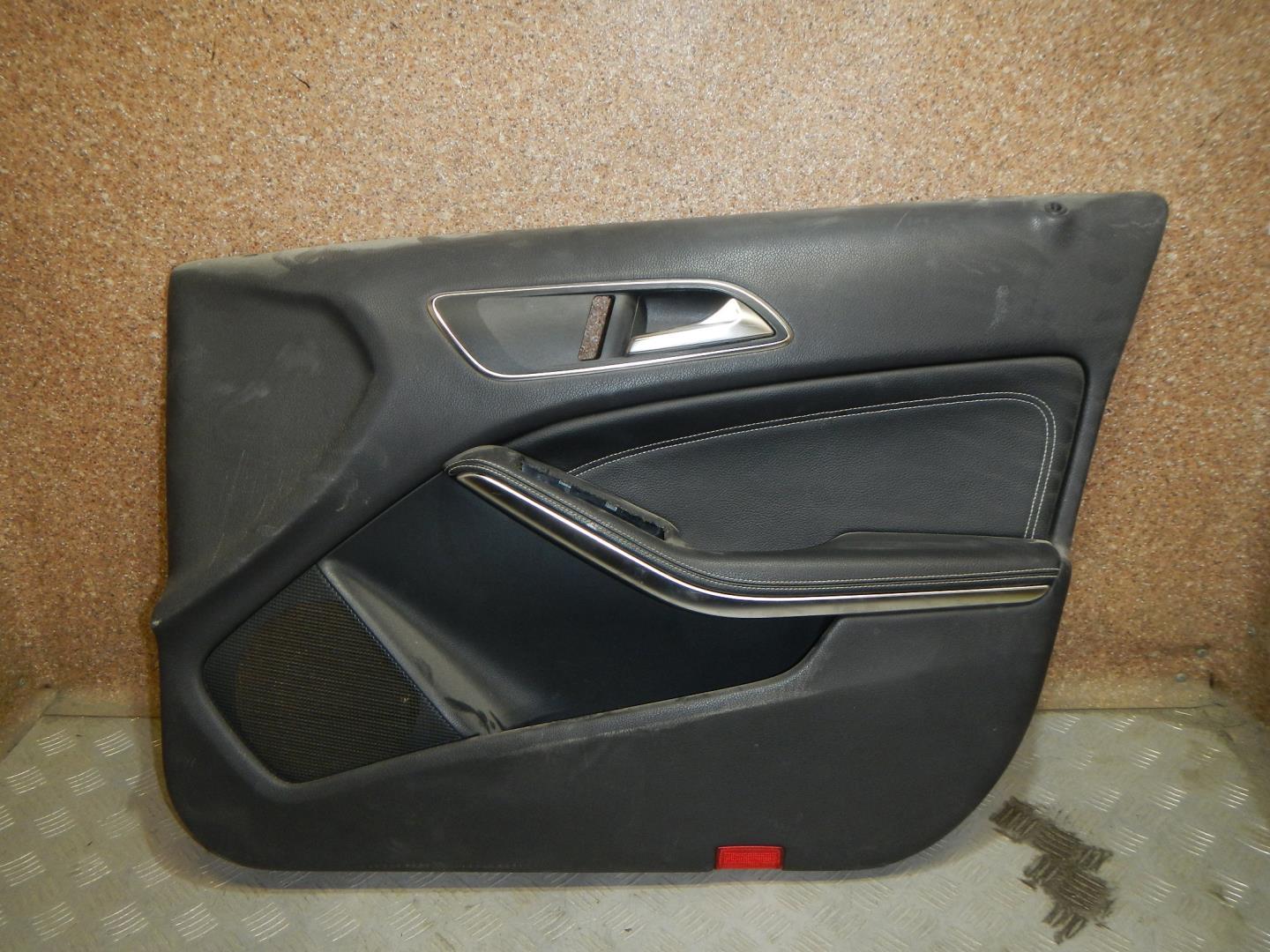 Обшивка двери передней правой