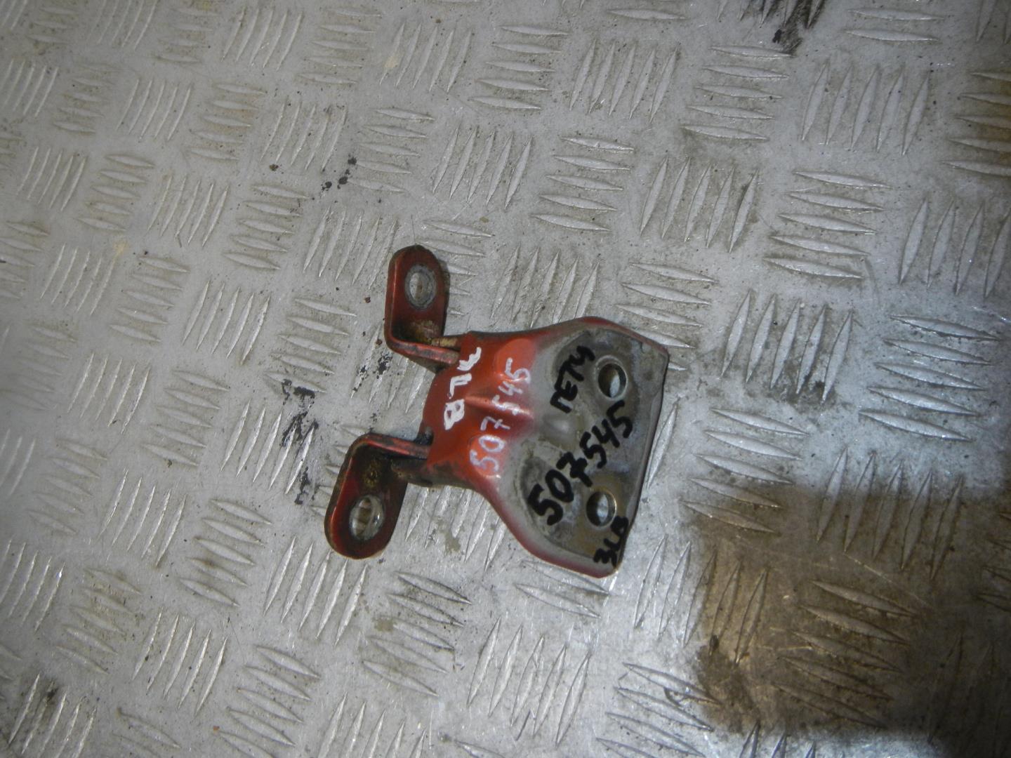 Петля двери задней левой верхняя