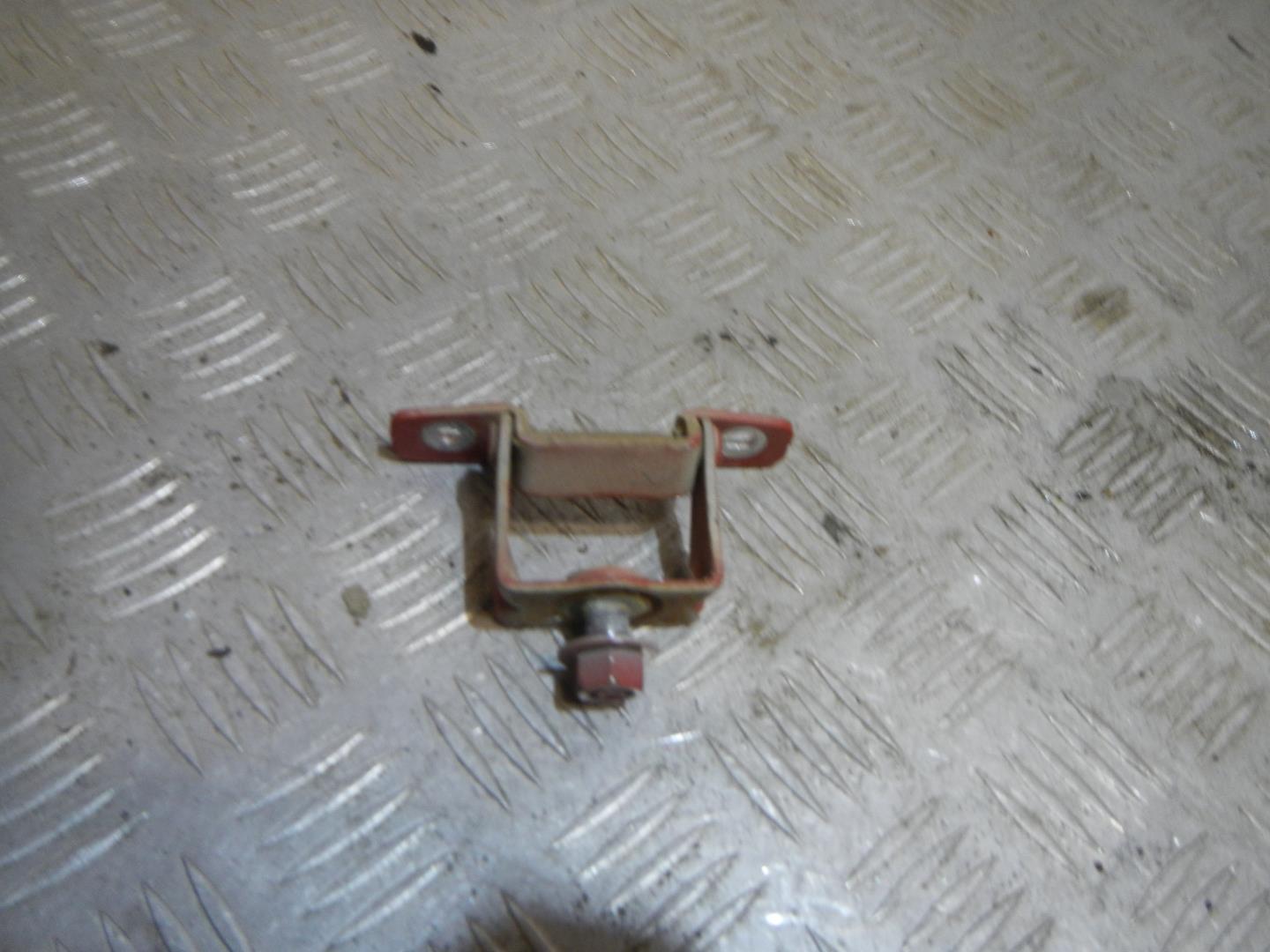 Петля двери багажника