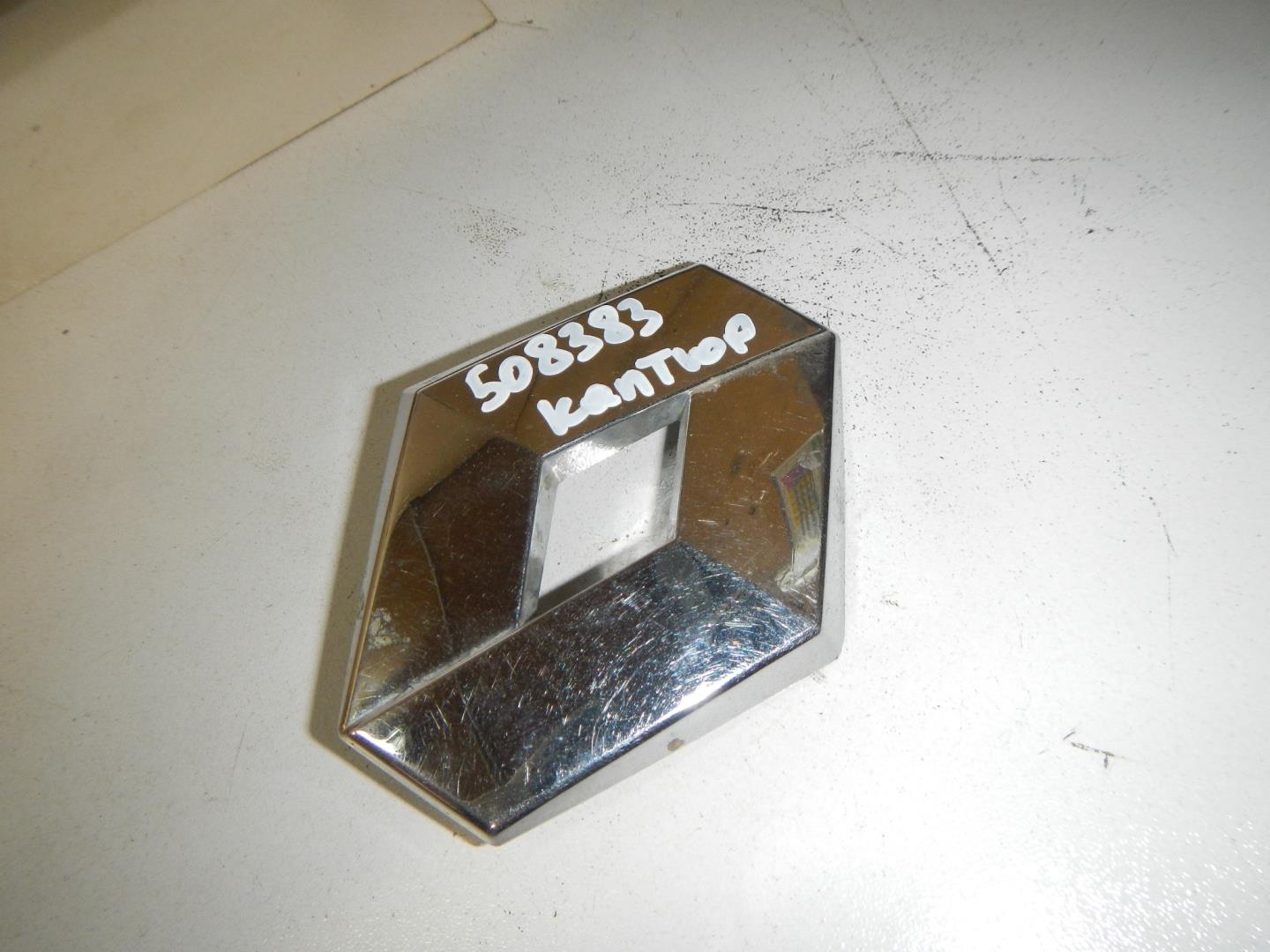 Эмблема на крышку багажника