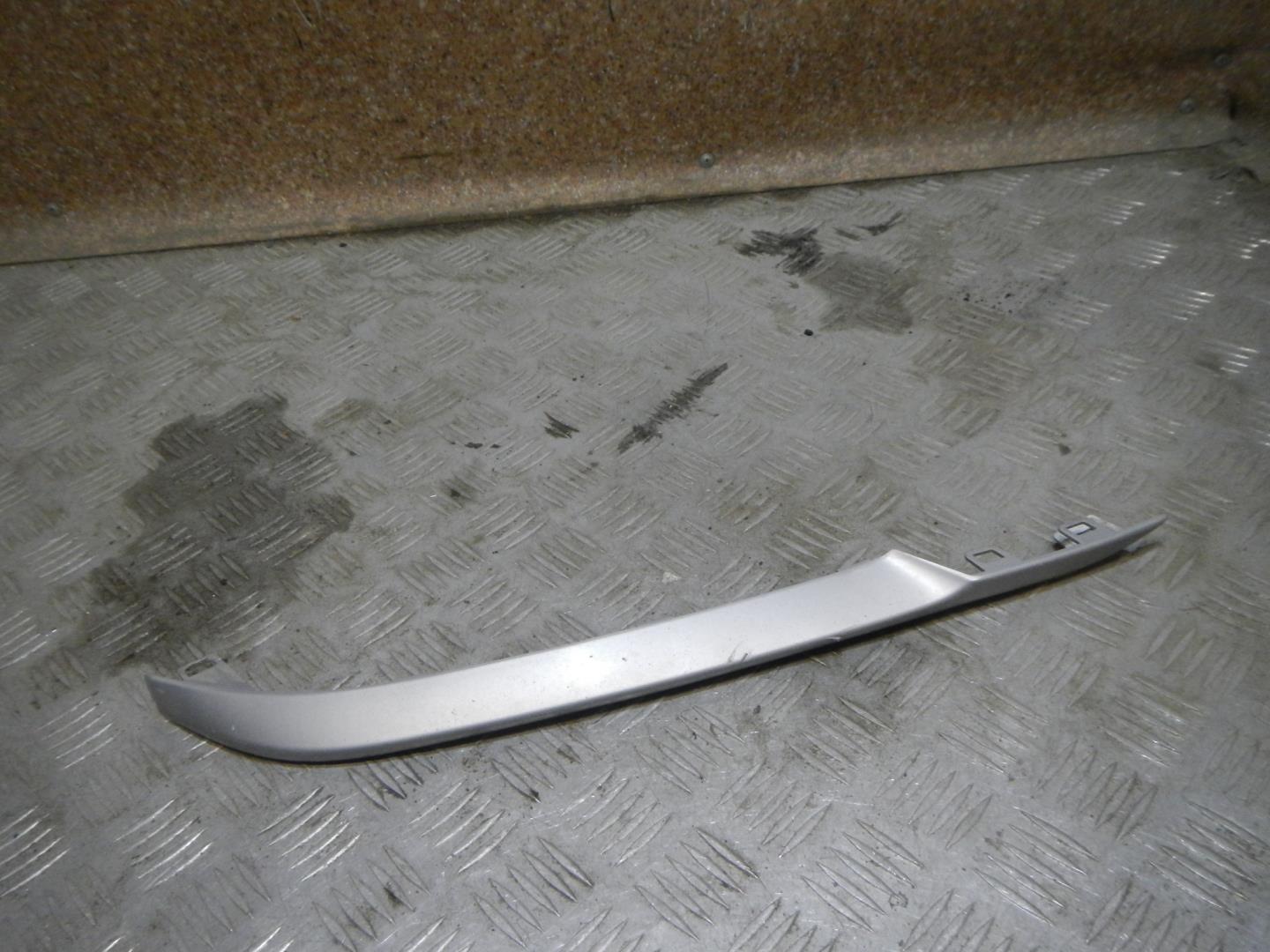 Молдинг переднего бампера левый