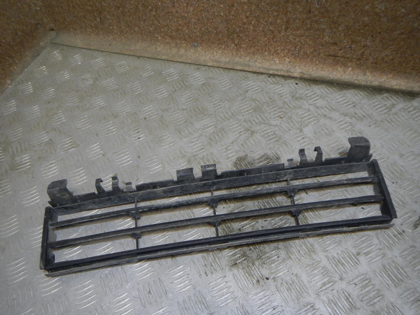 Решетка в бампер центральная