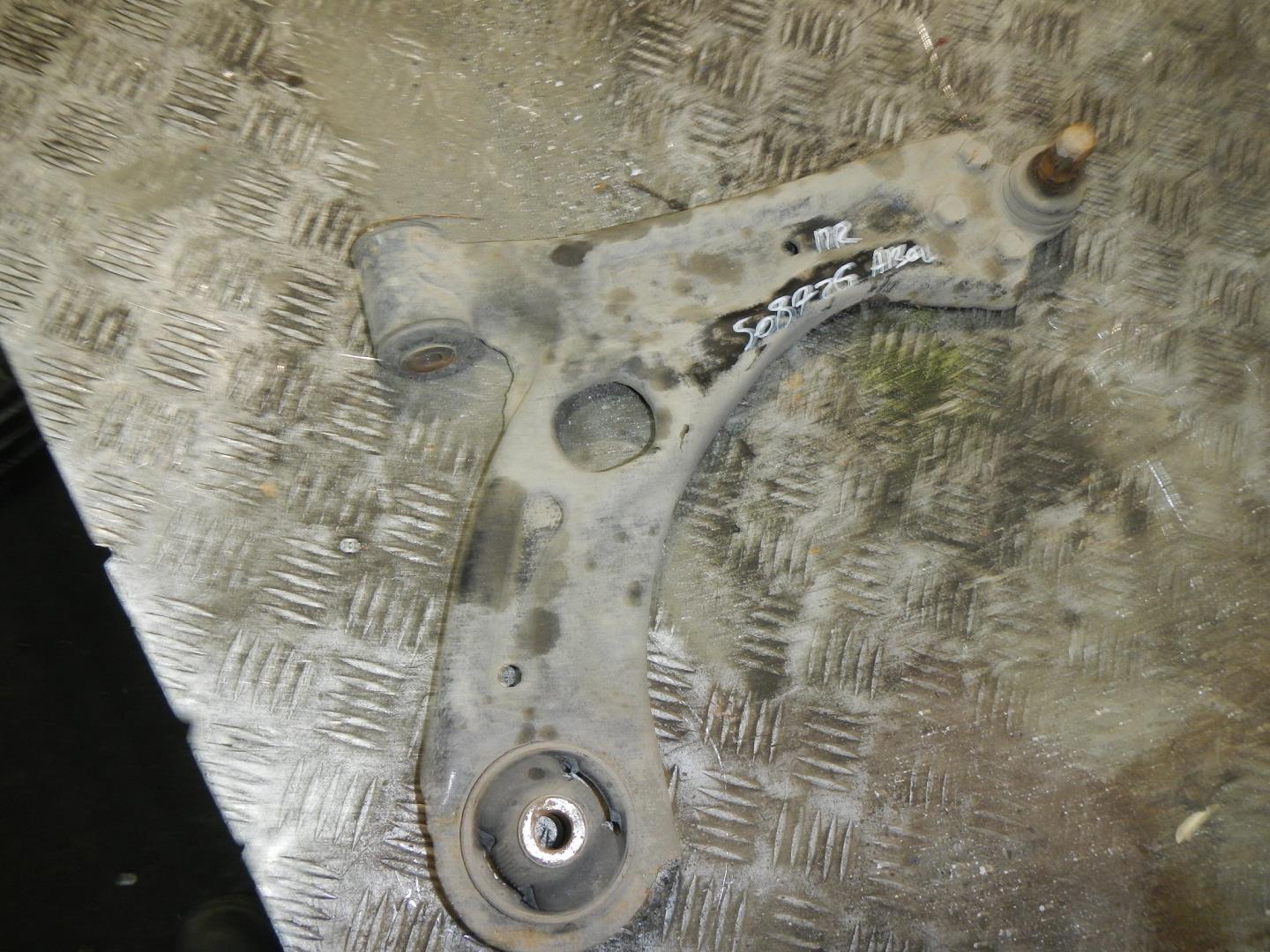 Рычаг передний правый