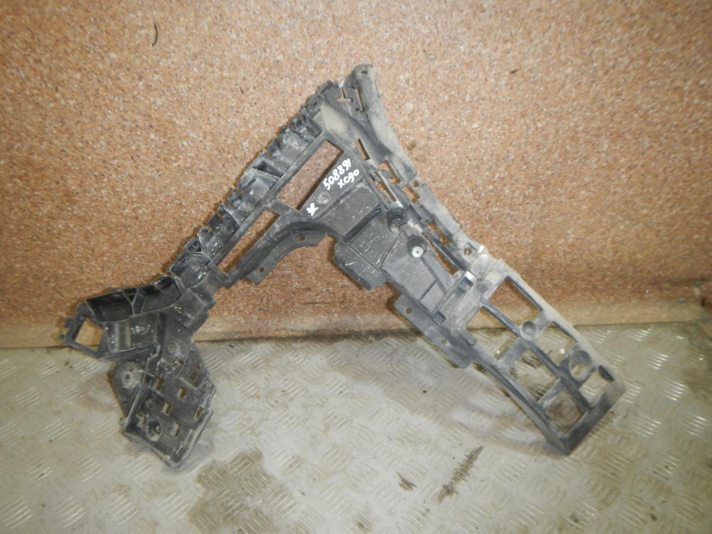 Кронштейн заднего бампера правый