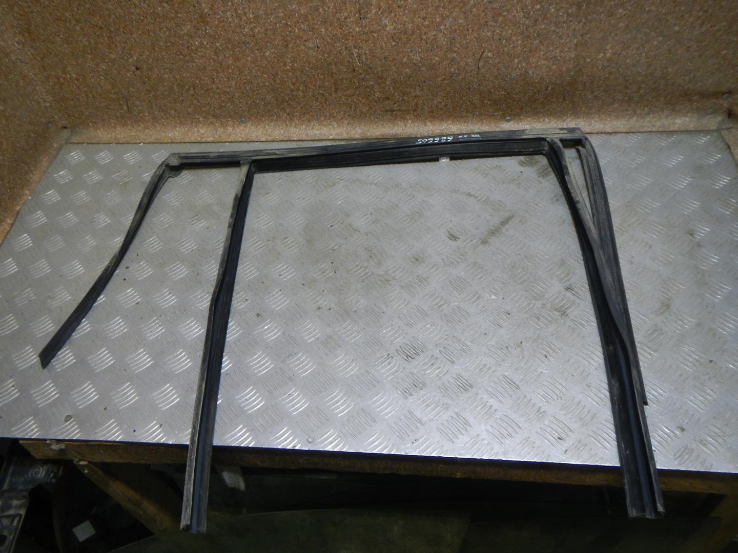 Уплотнитель стекла двери