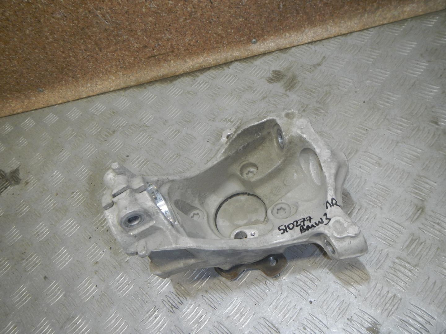 Кулак поворотный передний правый