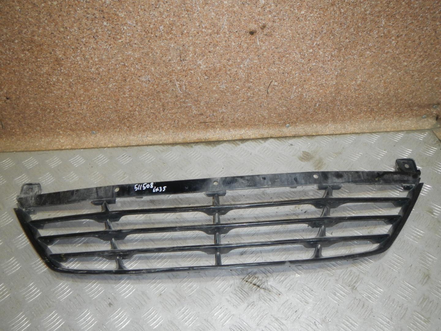 Решетка в бампер центральная