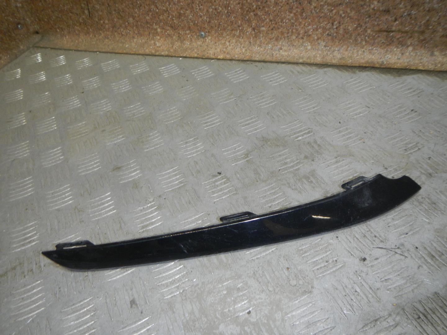 Молдинг переднего бампера правый