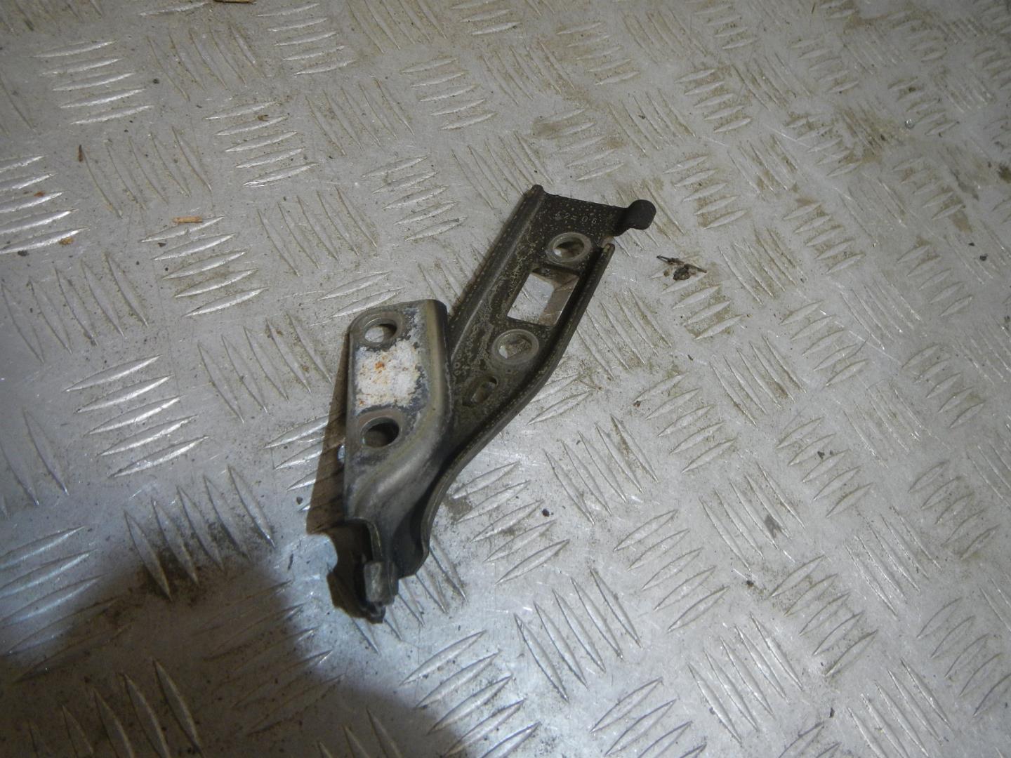 Петля капота правая