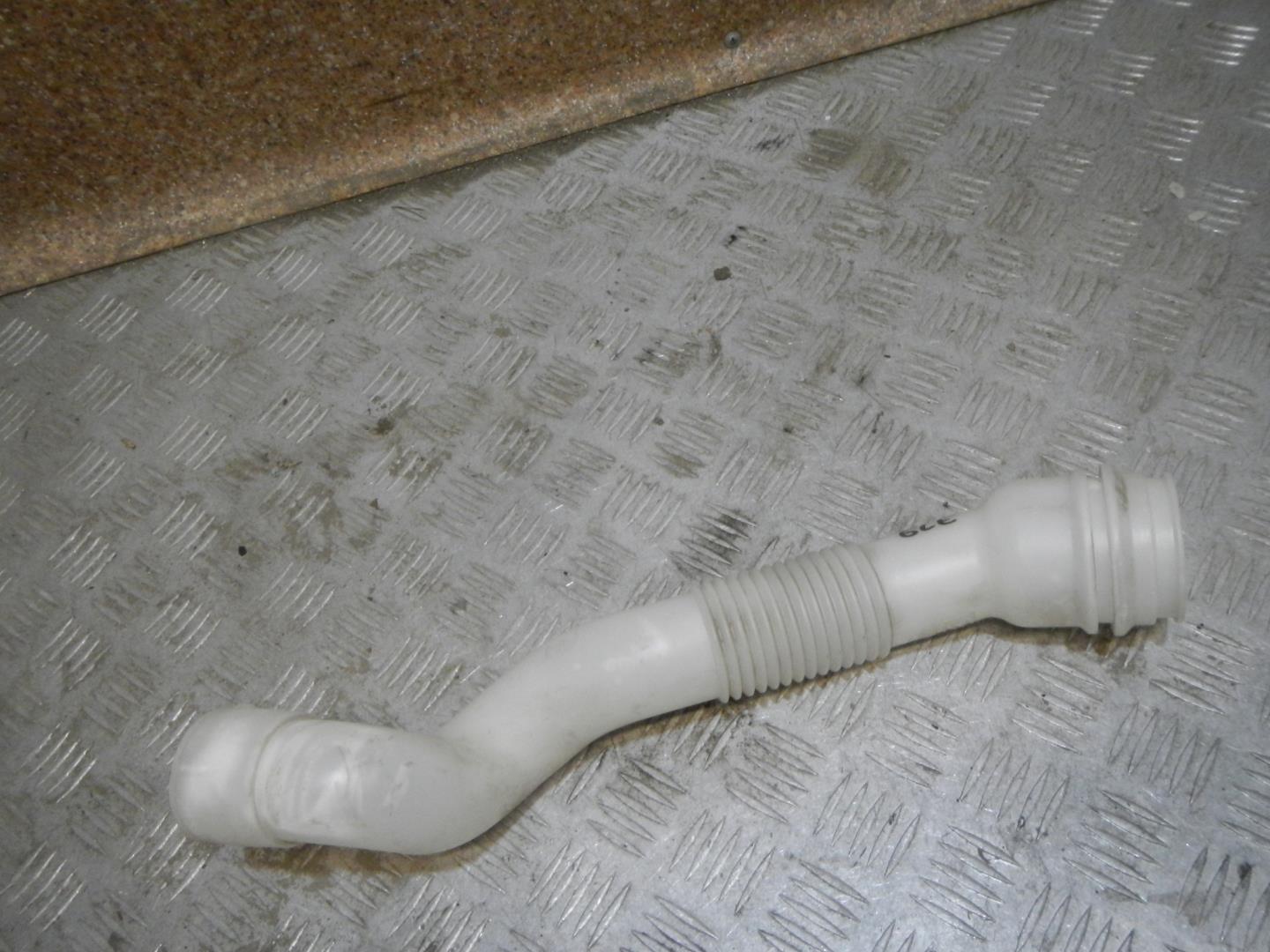 Горловина бачка омывателя