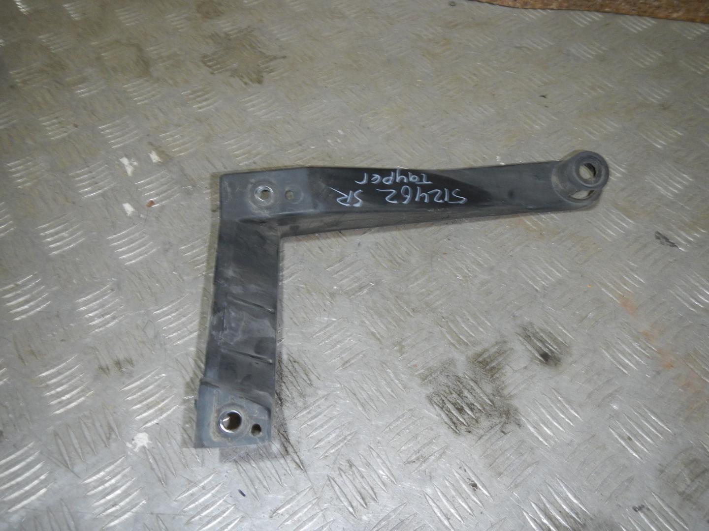 Кронштейн заднего бампера правый