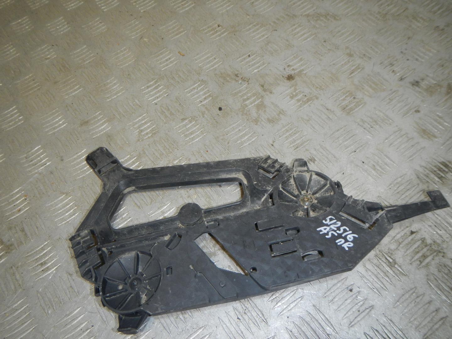 Кронштейн фар правый