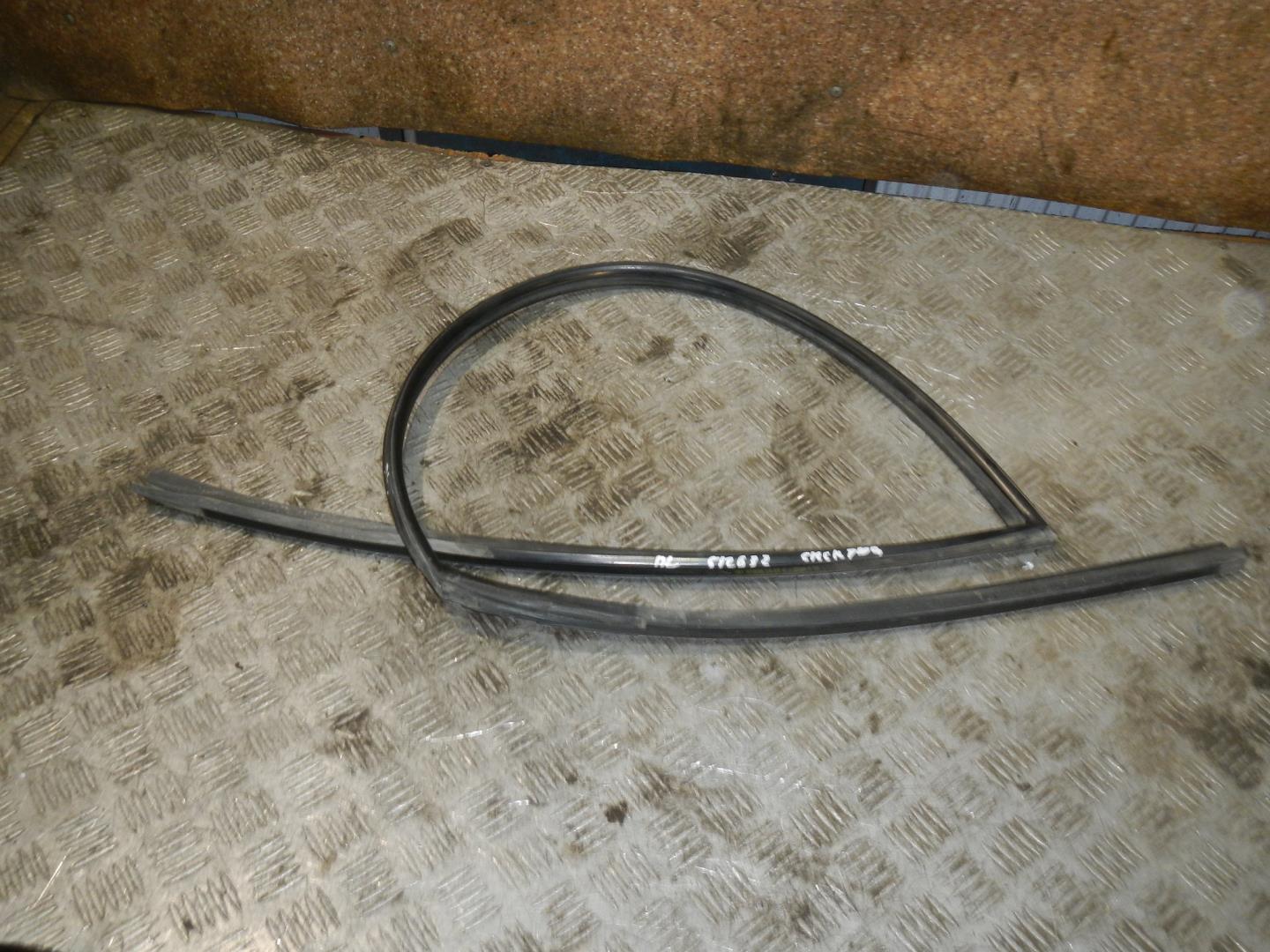 Уплотнитель стекла двери