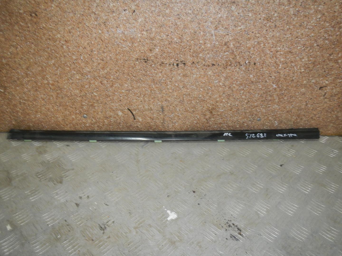 Накладка лобового стекла левая