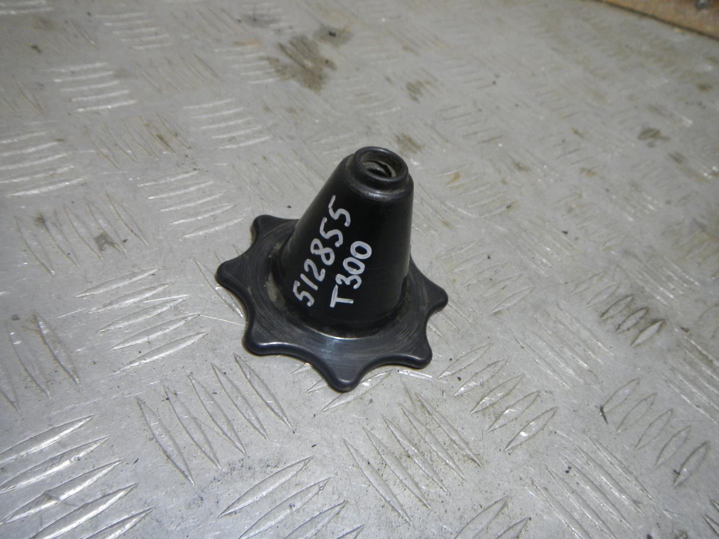 Болт крепления запасного колеса