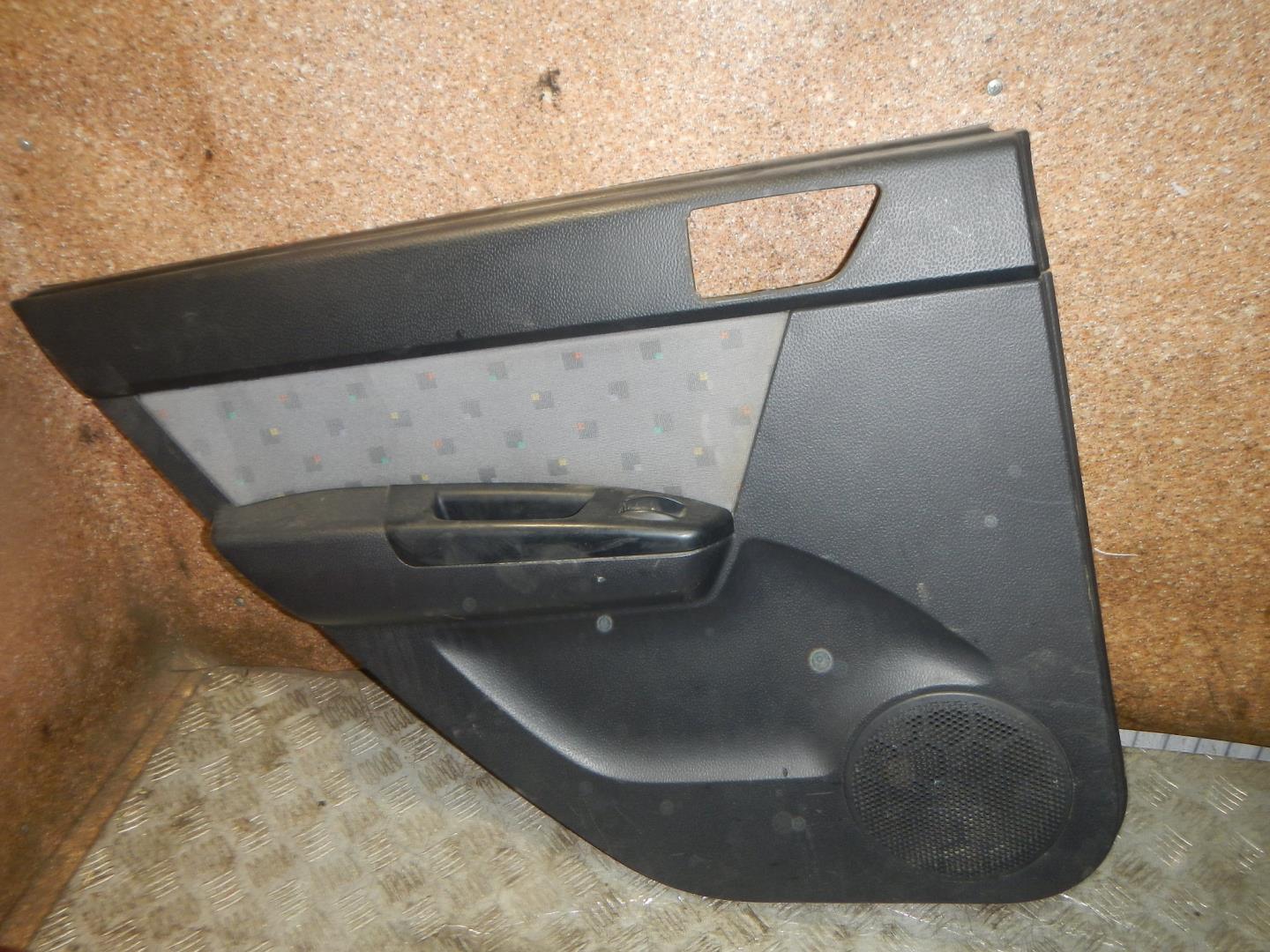 Обшивка двери задней левой