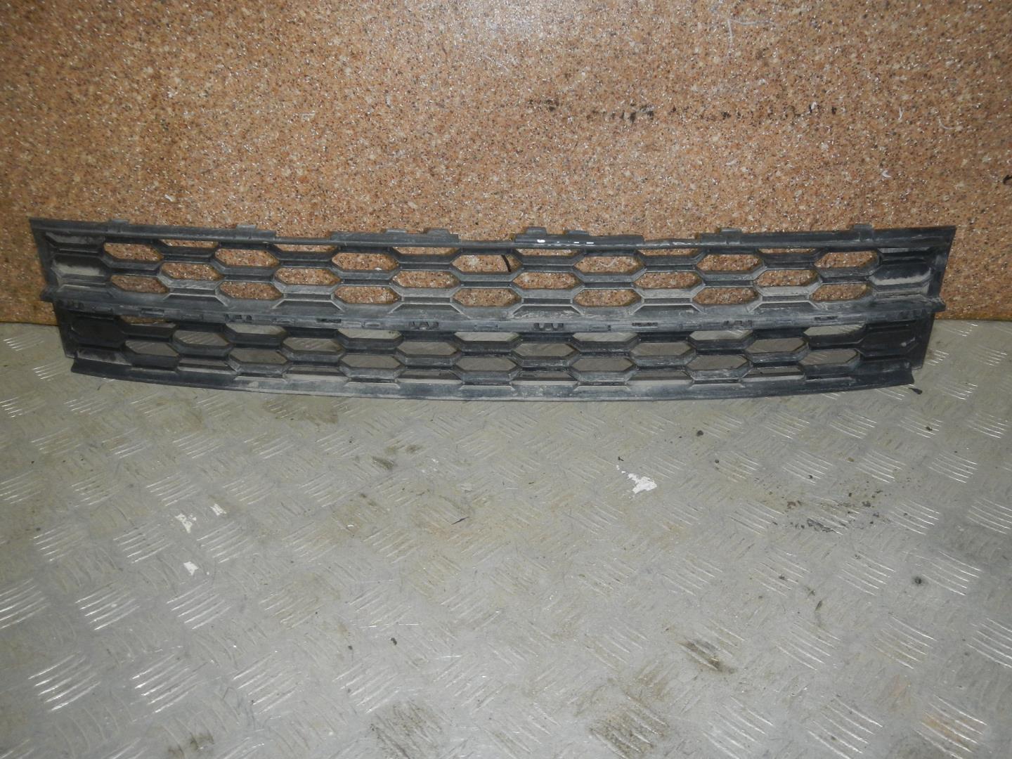 Решетка в бампер центральная