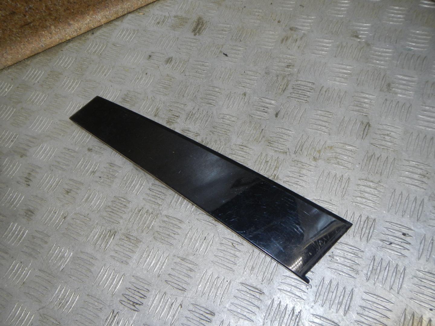 Накладка двери передней правой