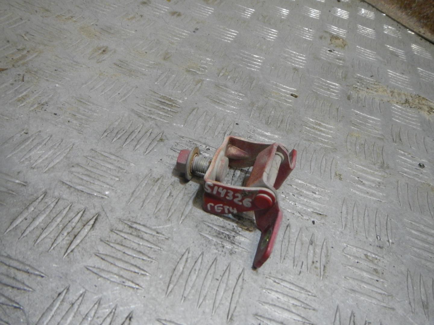 Петля двери багажника