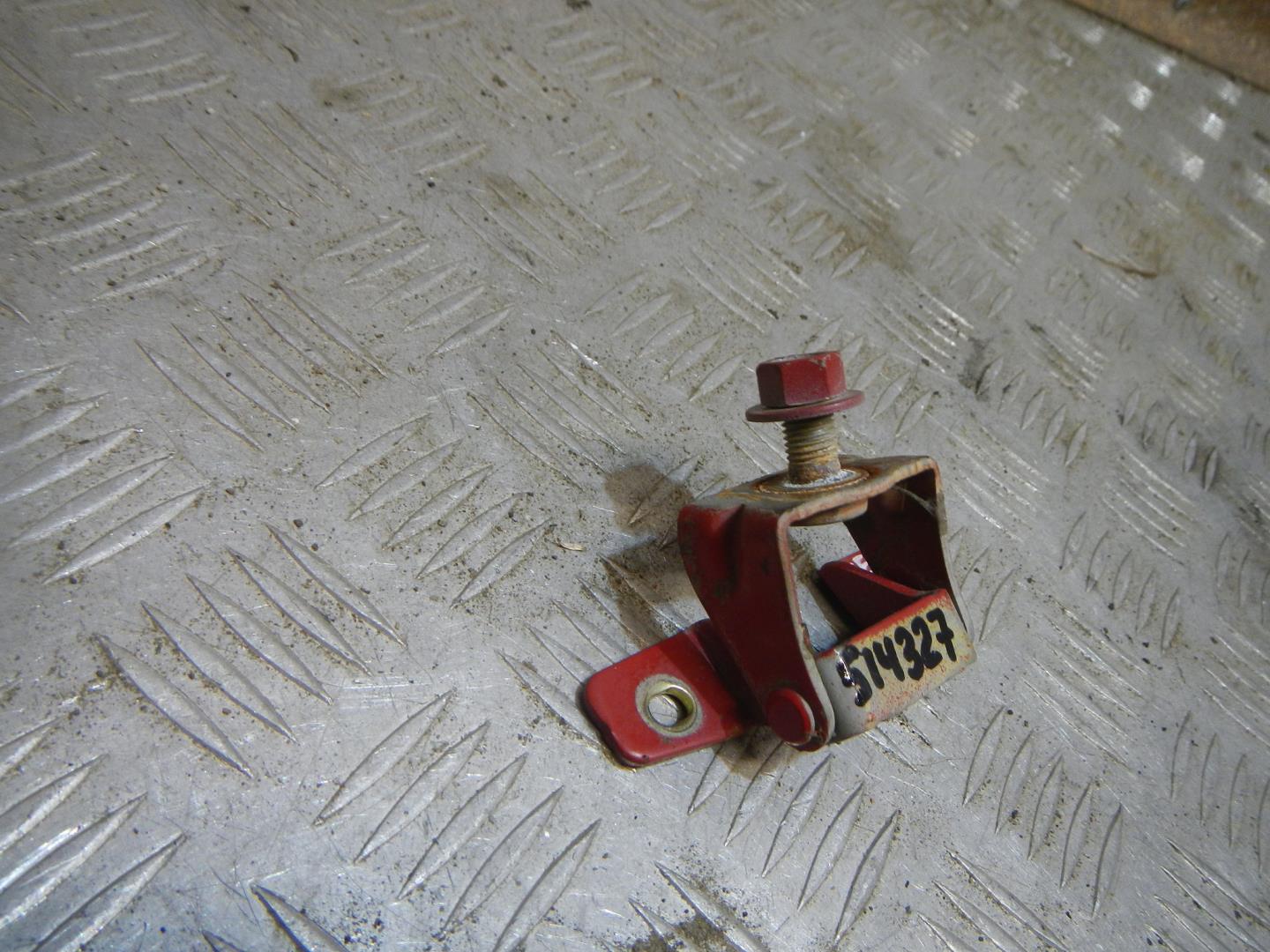 Петля двери багажника