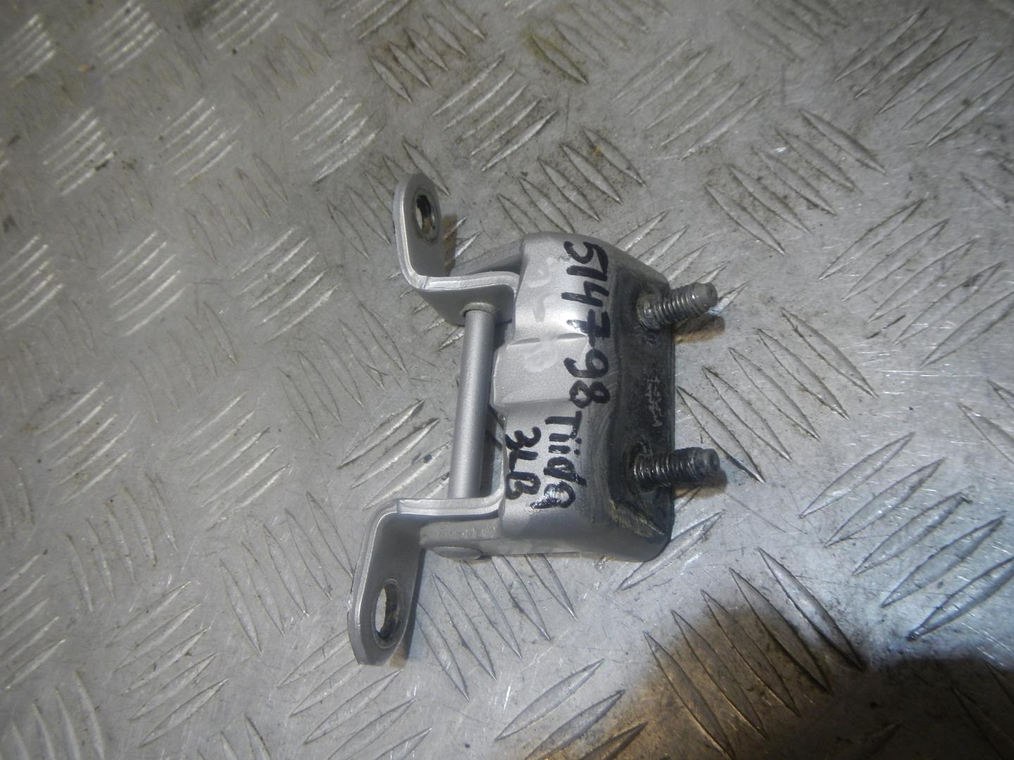 Петля двери задней левой верхняя