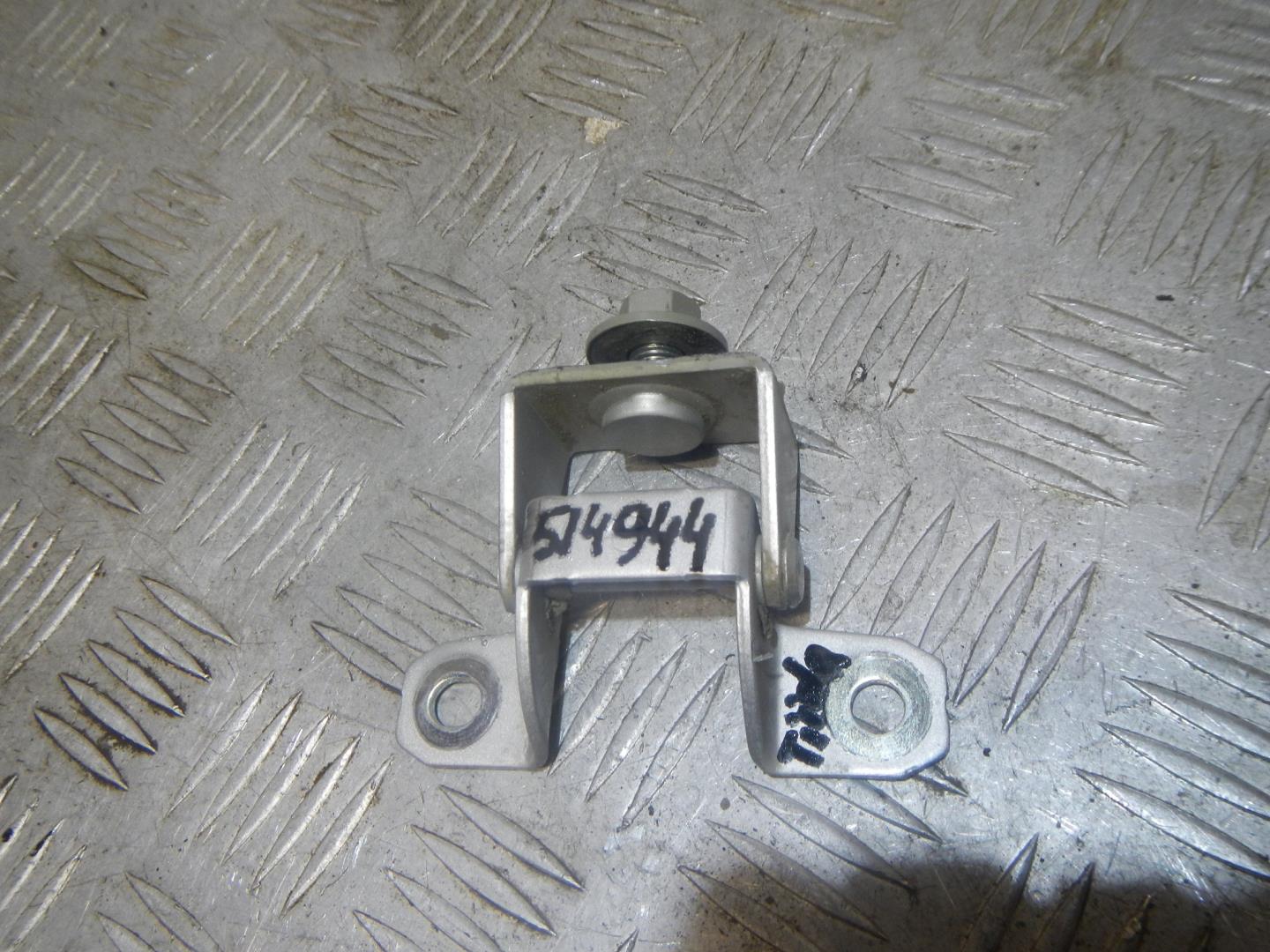 Петля двери багажника