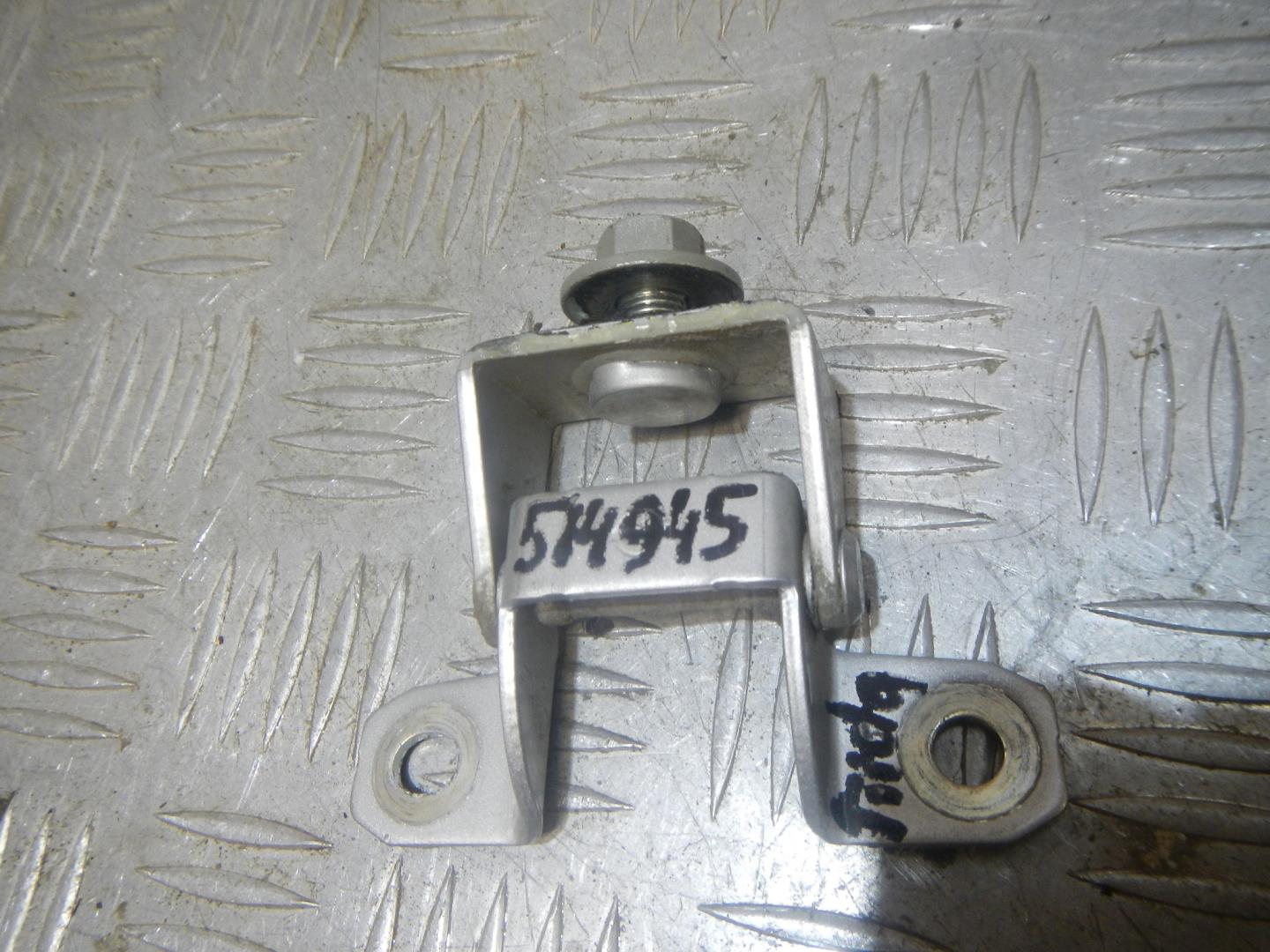 Петля двери багажника