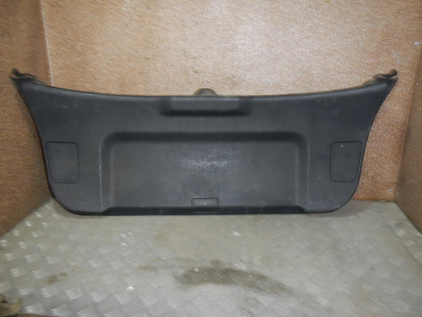 Обшивка двери багажника