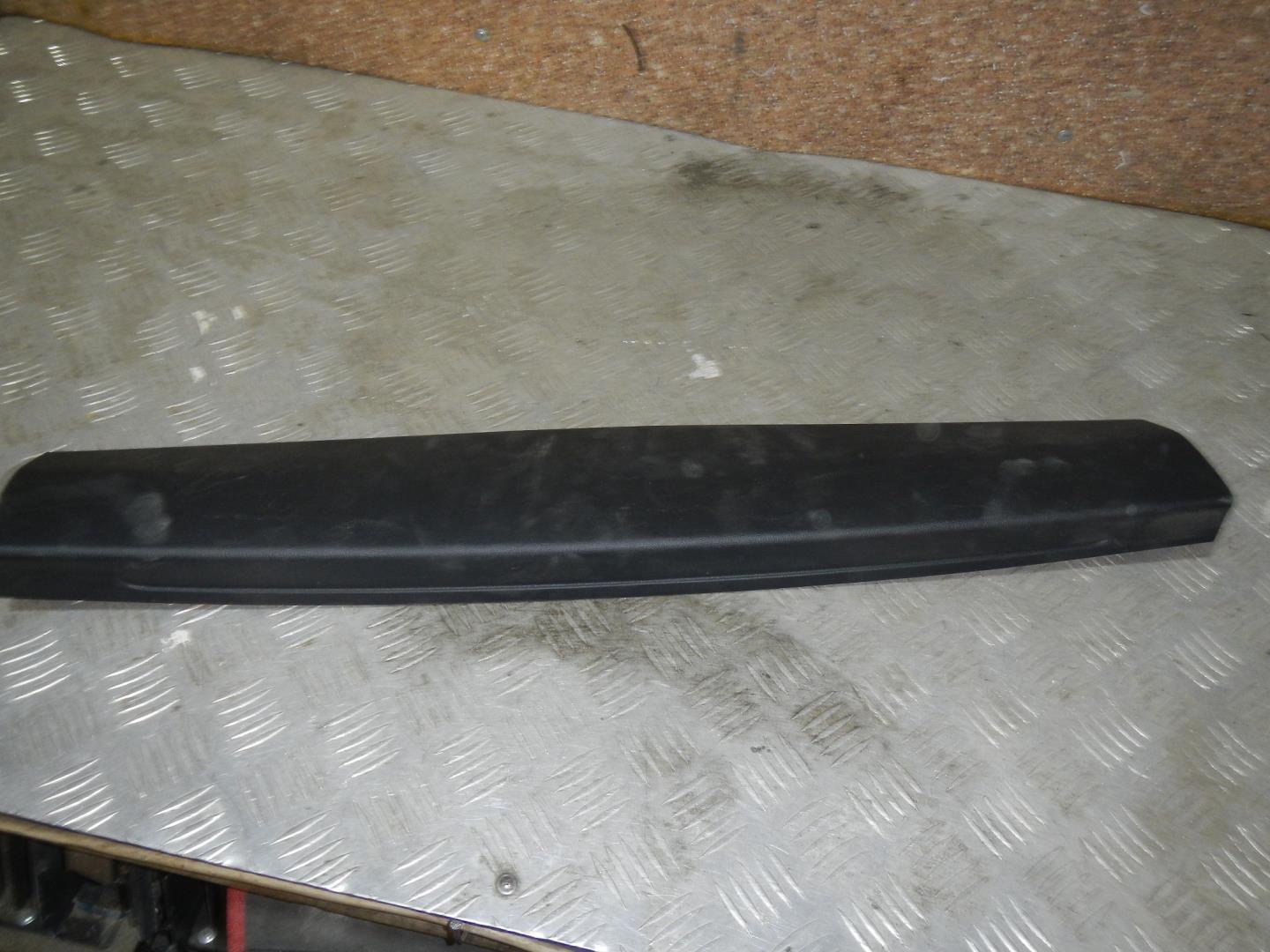 Обшивка двери багажника