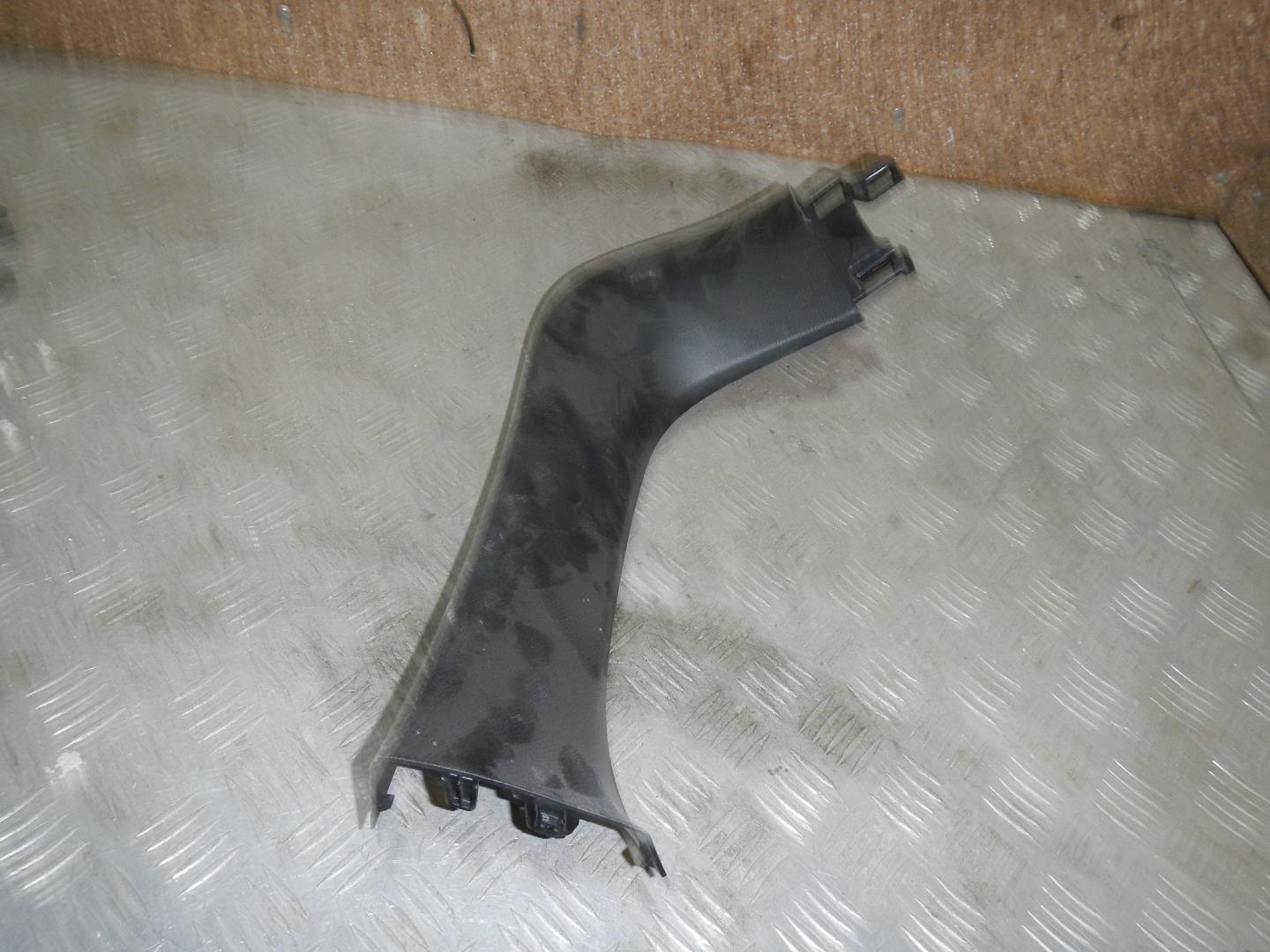 Обшивка двери багажника