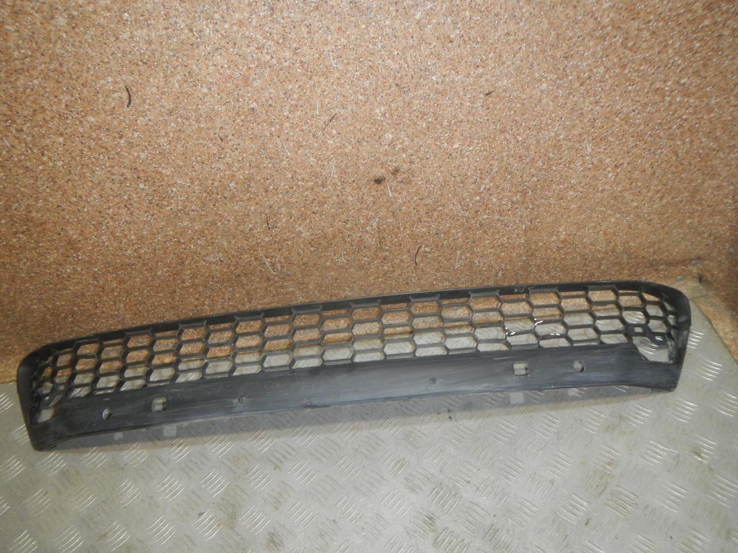 Решетка в бампер центральная
