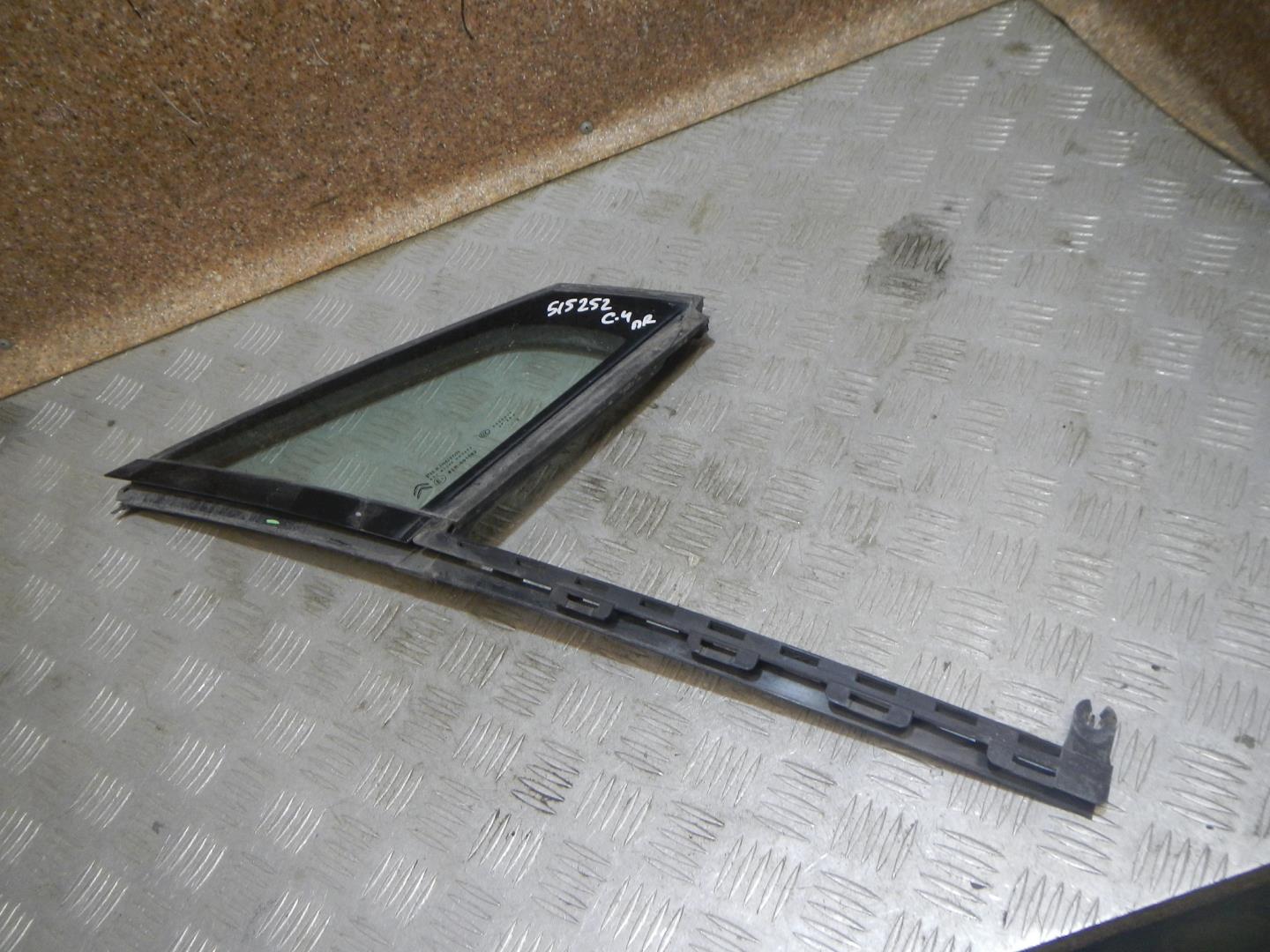 Стекло двери передней правой (форточка)