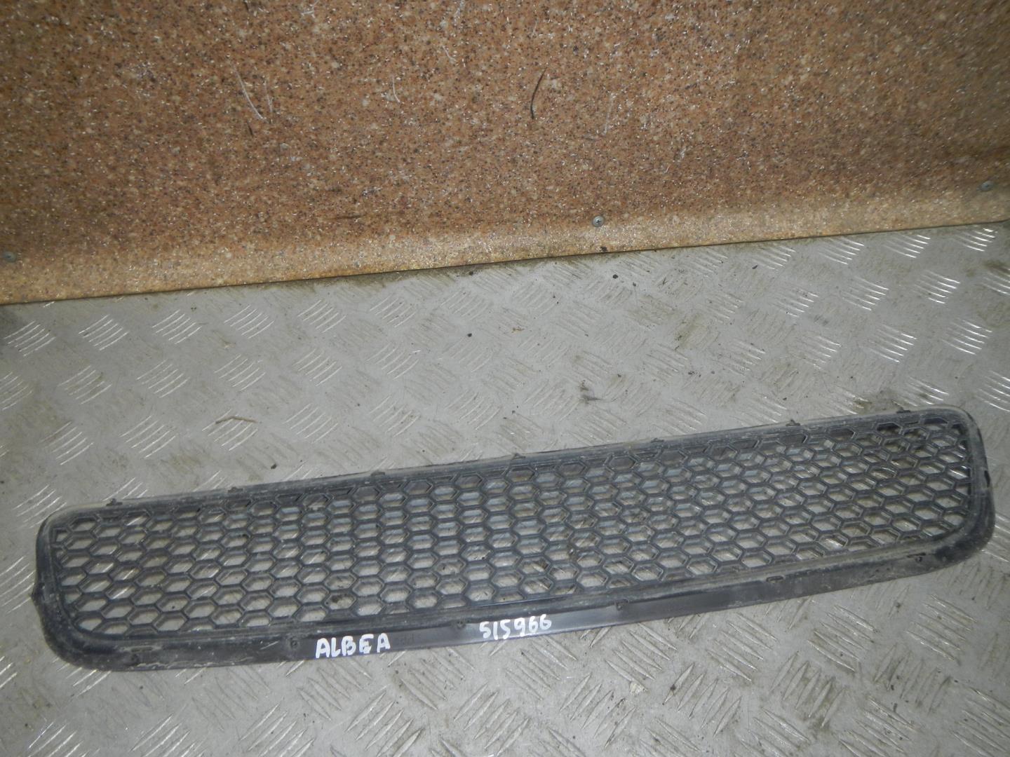 Решетка в бампер центральная