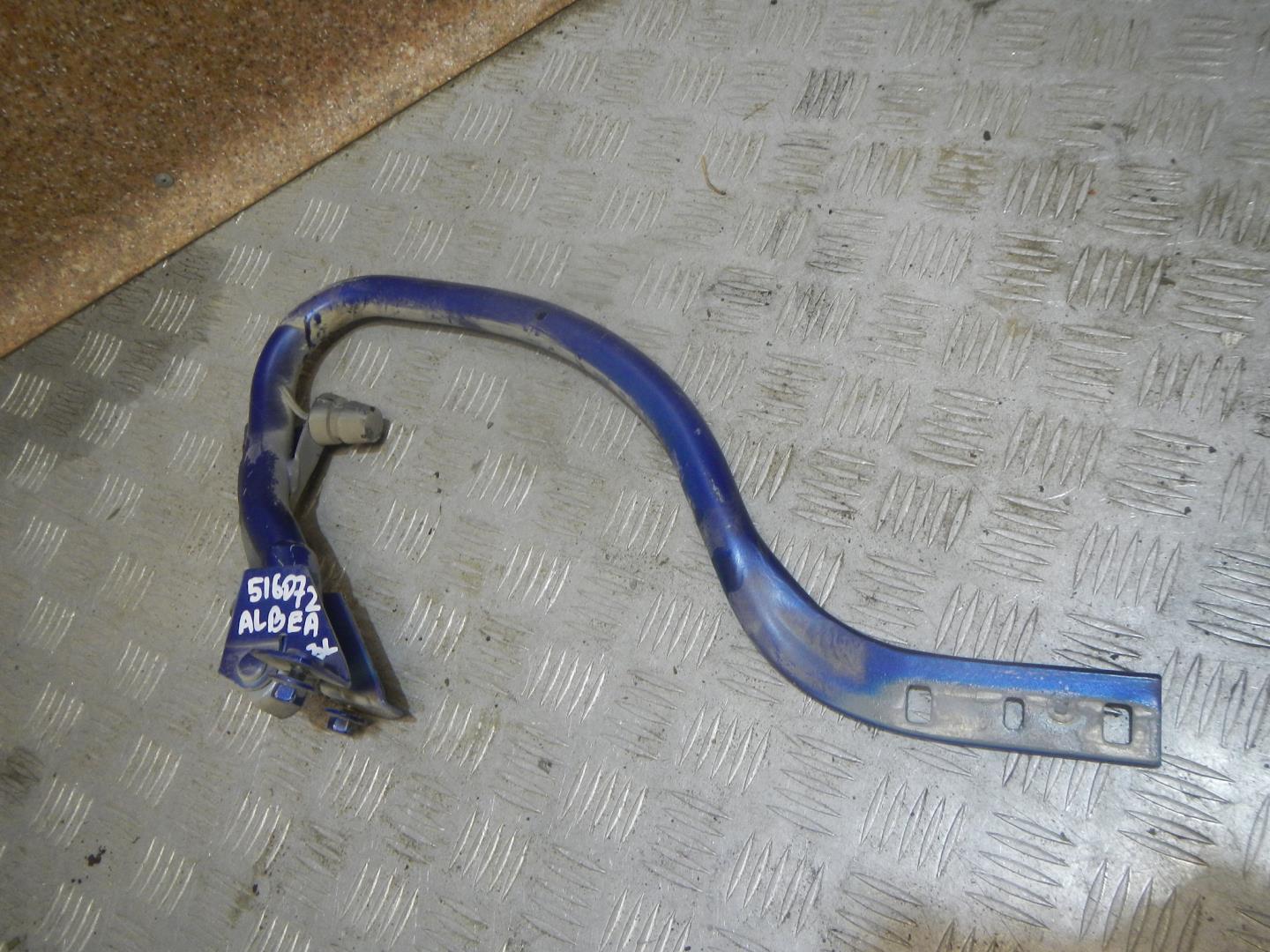 Петля крышки багажника