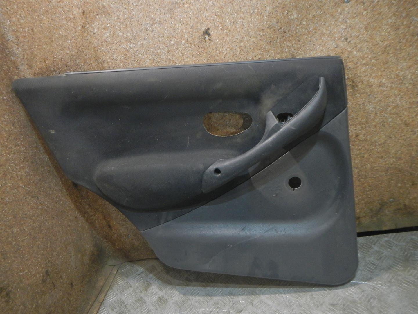 Обшивка двери задней левой
